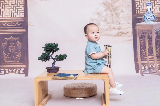 淇县女宝宝换尿布